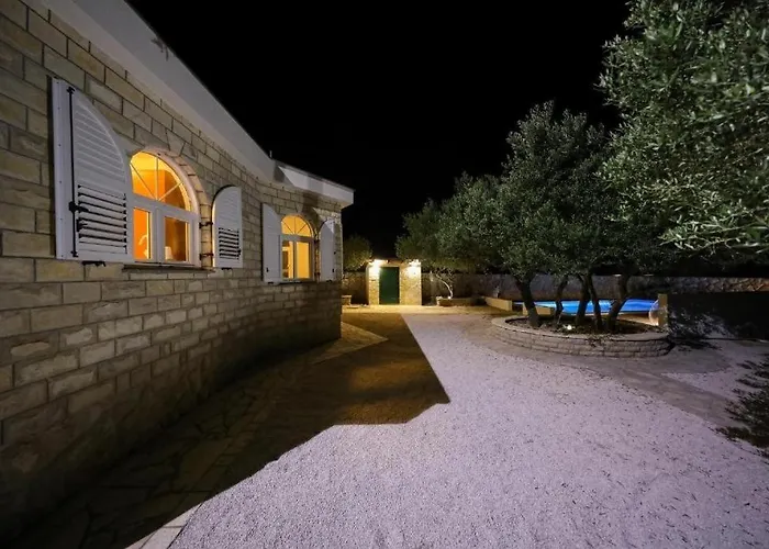 House In With Terrace, Air Conditioning, Wifi, Washing Machine