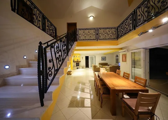 House In With Terrace, Air Conditioning, Wifi, Washing Machine Σπίτι διακοπών *