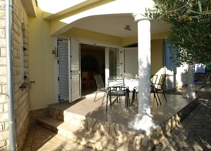 House In With Terrace, Air Conditioning, Wifi, Washing Machine