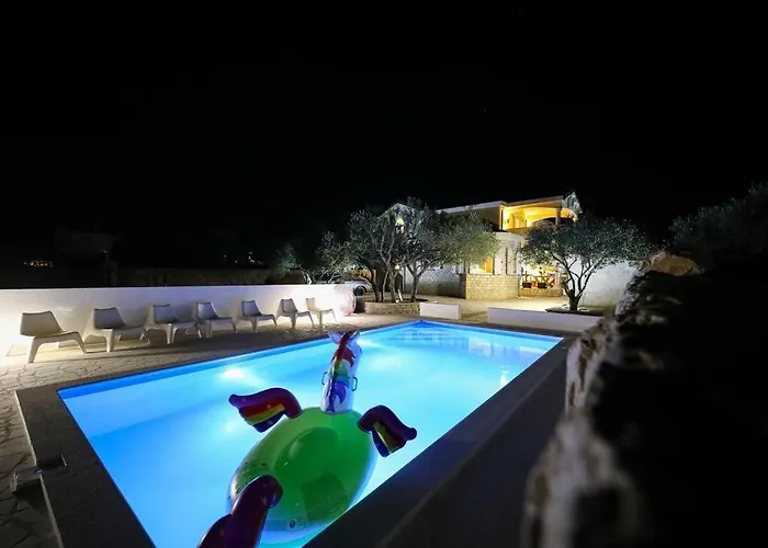 House In With Terrace, Air Conditioning, Wifi, Washing Machine *