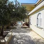 بيت للعطل House In With Terrace, Air Conditioning, Wifi, Washing Machine *