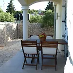 House In With Terrace, Air Conditioning, Wifi, Washing Machine Holiday home *