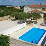 House In With Terrace, Air Conditioning, Wifi, Washing Machine دراغ