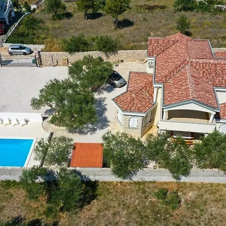 House In With Terrace, Air Conditioning, Wifi, Washing Machine *