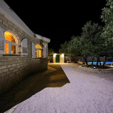 House In With Terrace, Air Conditioning, Wifi, Washing Machine