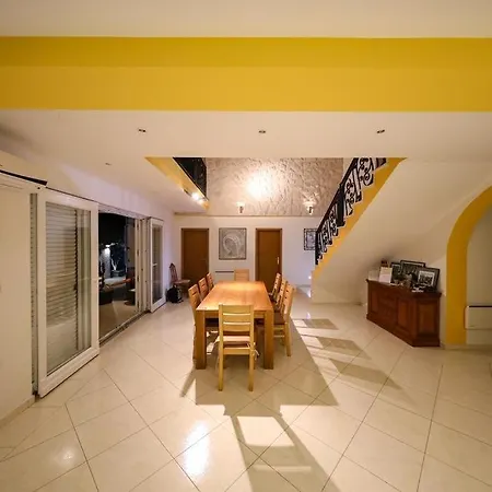 House In With Terrace, Air Conditioning, Wifi, Washing Machine Vakantiehuis *