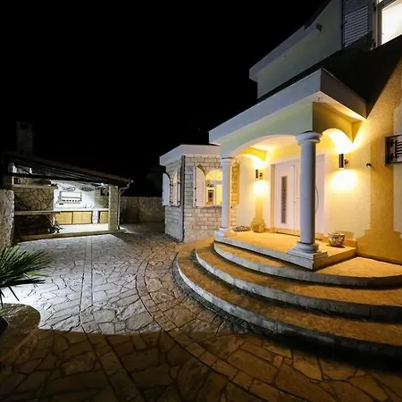House In With Terrace, Air Conditioning, Wifi, Washing Machine Vikendica *