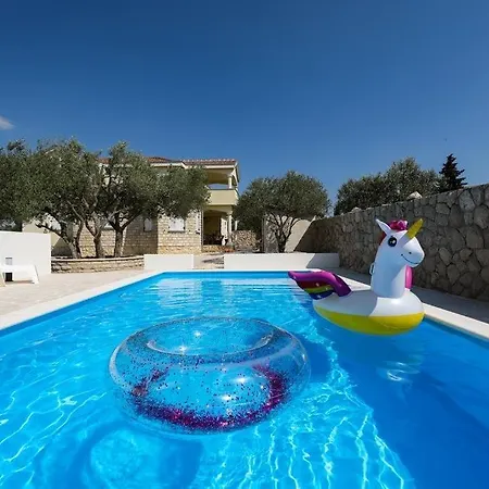 House In With Terrace, Air Conditioning, Wifi, Washing Machine *