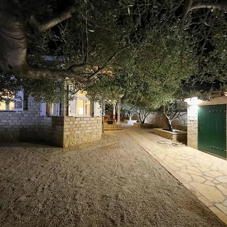 Vakantiehuis House In With Terrace, Air Conditioning, Wifi, Washing Machine