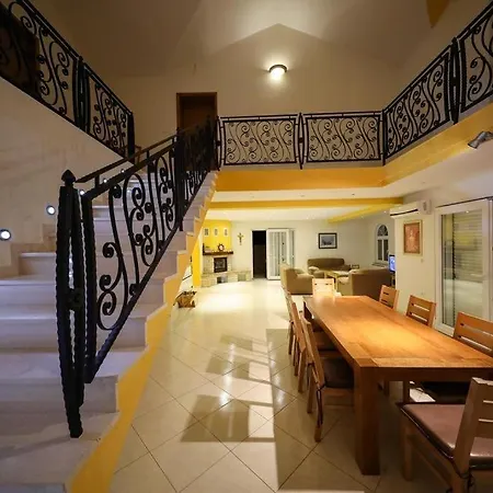 House In With Terrace, Air Conditioning, Wifi, Washing Machine Vakantiehuis *