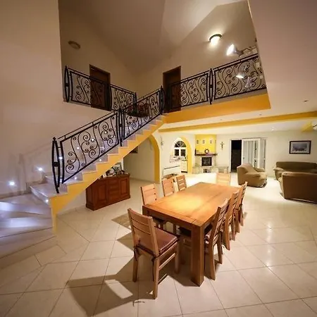 House In With Terrace, Air Conditioning, Wifi, Washing Machine Vakantiehuis