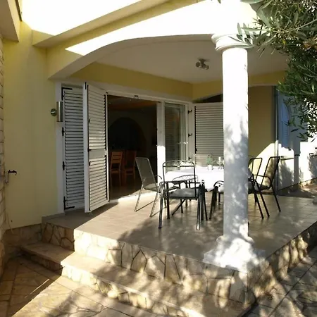House In With Terrace, Air Conditioning, Wifi, Washing Machine