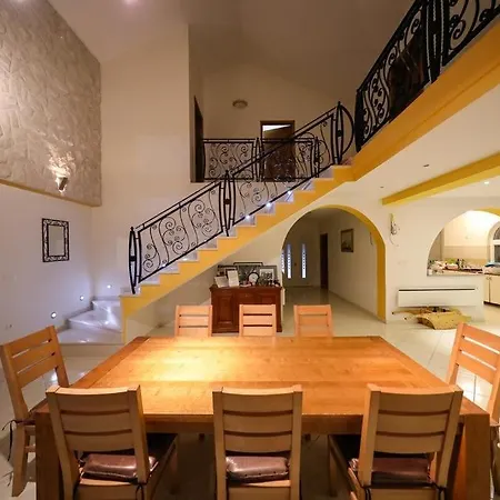 House In With Terrace, Air Conditioning, Wifi, Washing Machine *