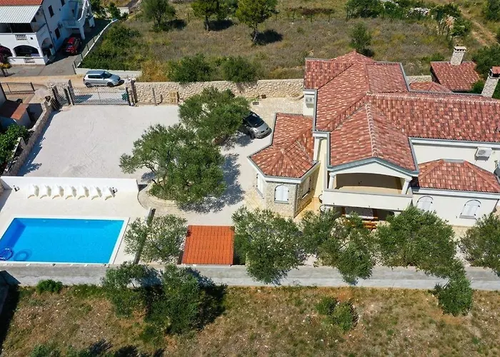 House In With Terrace, Air Conditioning, Wifi, Washing Machine *