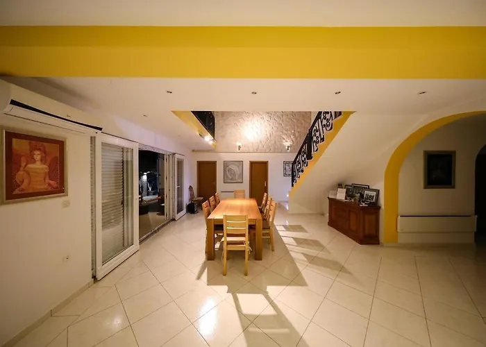 House In With Terrace, Air Conditioning, Wifi, Washing Machine Prázdninový dům *