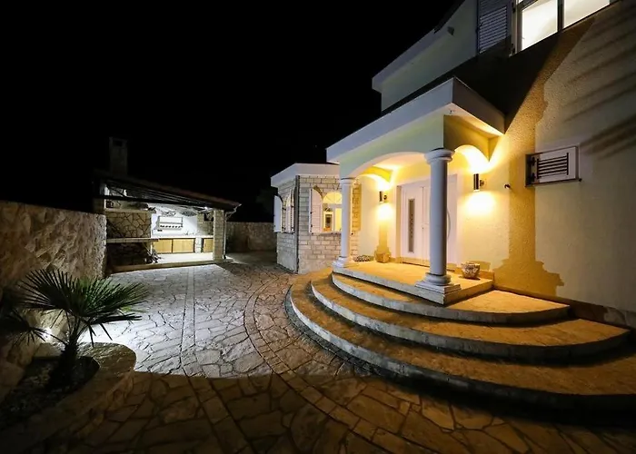 House In With Terrace, Air Conditioning, Wifi, Washing Machine Holiday home *