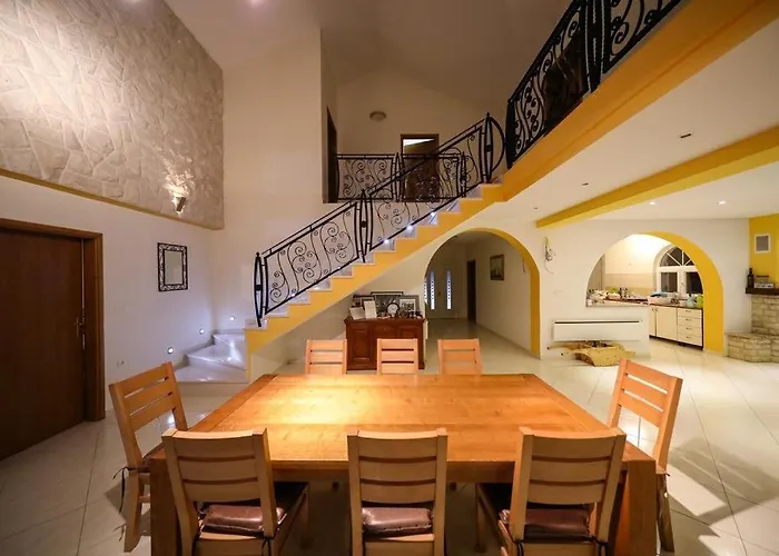 House In With Terrace, Air Conditioning, Wifi, Washing Machine *